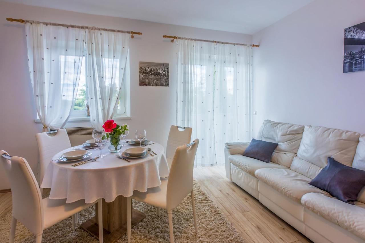 Apartments Dolloree Dramalj Bagian luar foto